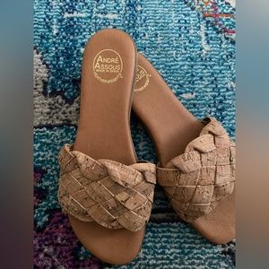 EUC Andre Assous feather weight sandals Women’s 11